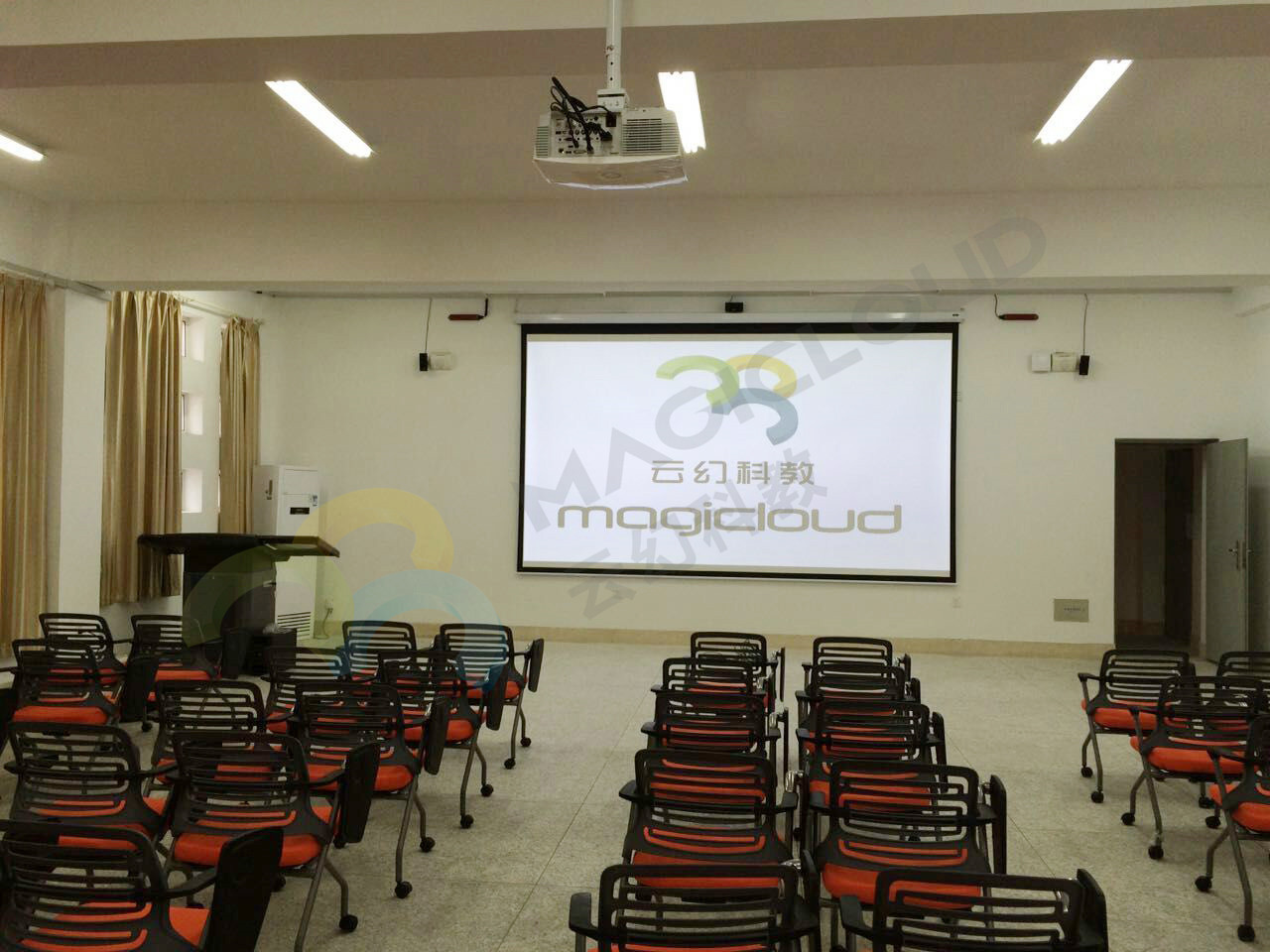 型3d智能教室配置方案包含专业工程投影机,立体声音响系统,专业幕布